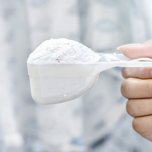 How much sodium carboxymethyl cellulose is added to washing powder? What is its main role?