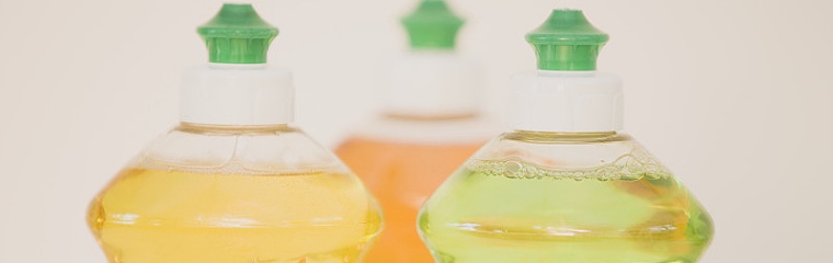 What is the role of sodium carboxymethyl cellulose in detergents? What dosage should be added?